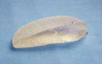 Protesi mammaria in gel di silicone coesivo sezionata per mostrare le caratteristiche del gel